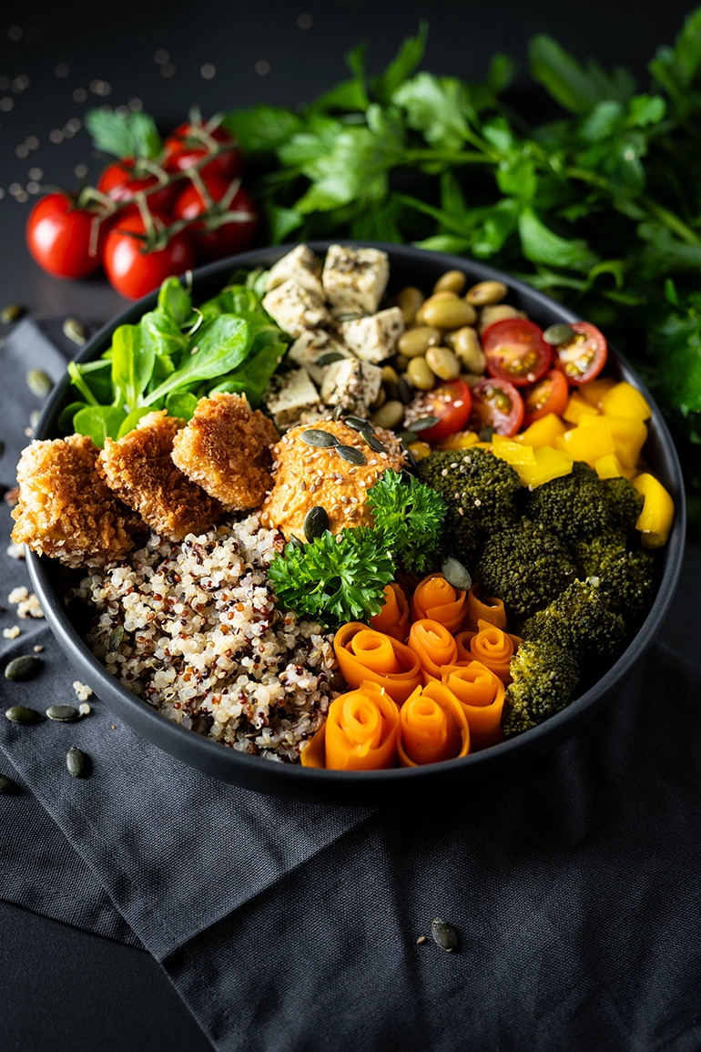 Bunte Bowl mit Brokkoli Quinoa Tofu