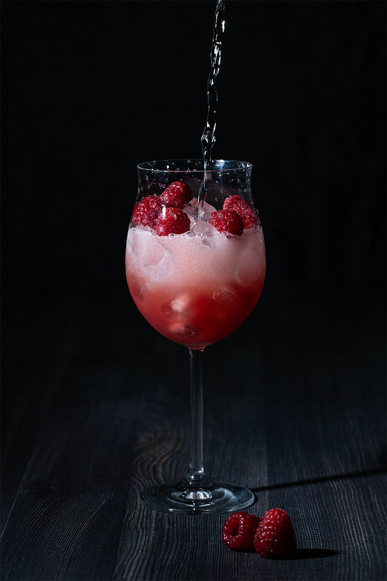 Drink mit Himbeeren und Kohlensäure