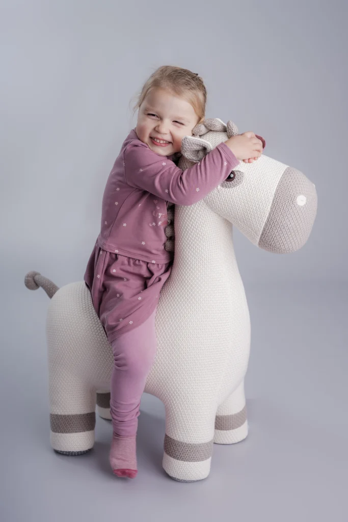 Kita Fotografie indoor mädchen auf Pferd