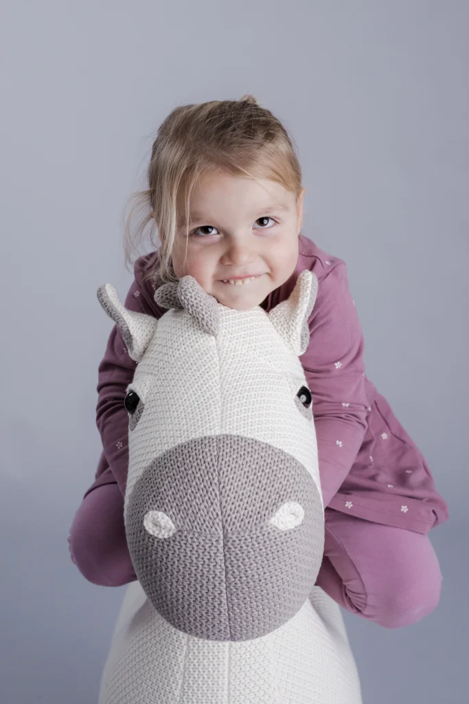 Kita Fotografie indoor mädchen auf Pferd frontal