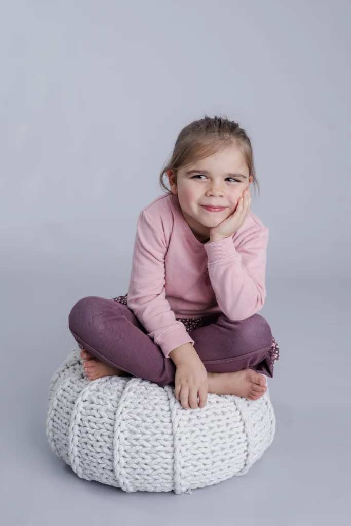 Kita Fotografie indoor mädchen auf sitzkissen