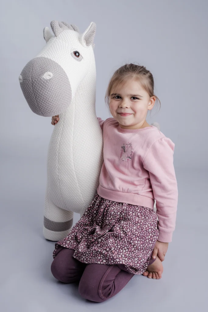 Kita Fotografie indoor mädchen auf Pferd